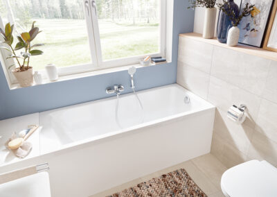 Moderne Badewanne vor einem hellen Fenster