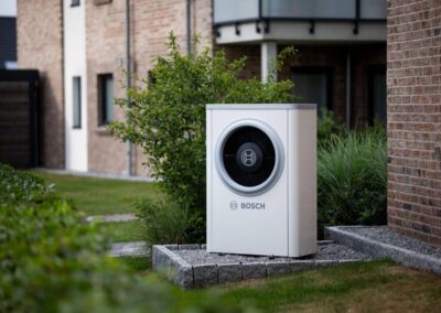 Bosch Wärmepumpe als Außeneinheit vor einem Wohnhaus