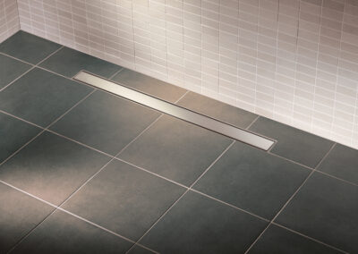 Bodengleiche Dusche mit Duschrinne aus Edelstahl