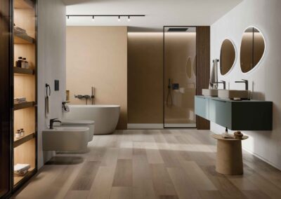 Modernes Badezimmer mit Badewanne und Waschtisch