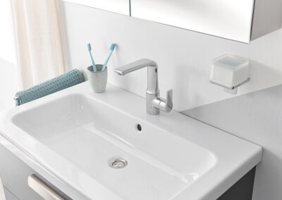 Moderner Waschtisch mit Armatur im Badezimmer