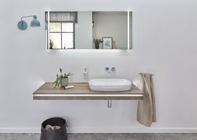 Moderne Waschtischanlage in einem hellen Badezimmer